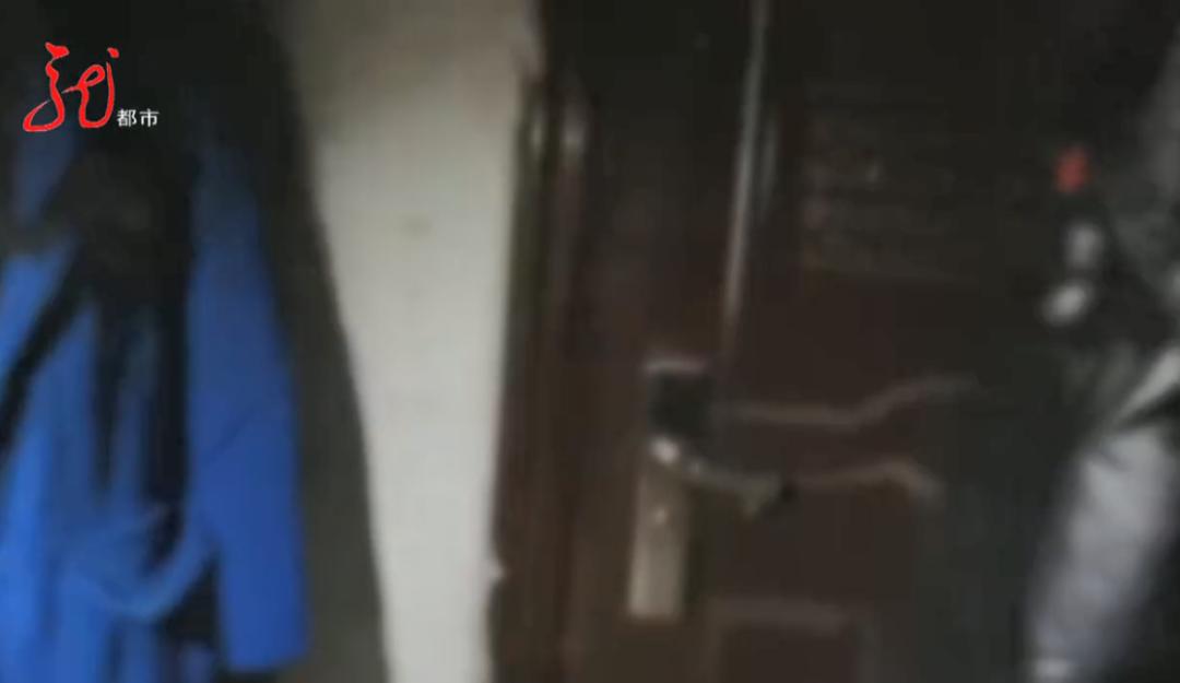 DƬ